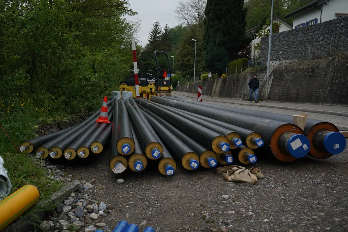 Mehrere Röhren an der Baustelle.